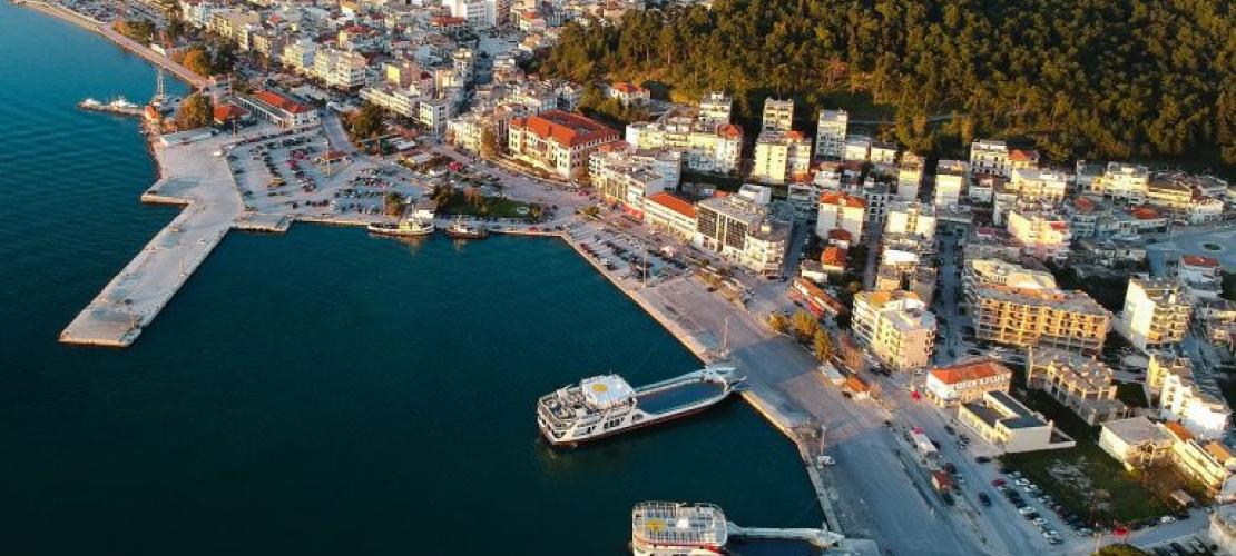 ΑΡΤΑ-ΜΕΡΑ25: ΞΕΠΟΥΛΑΜΕ ΕΝΑΝΤΙ ΠΙΝΑΚΙΟΥ ΦΑΚΗΣ ΤΟ ΛΙΜΑΝΙ ΤΗΣ ΗΓΟΥΜΕΝΙΤΣΑΣ