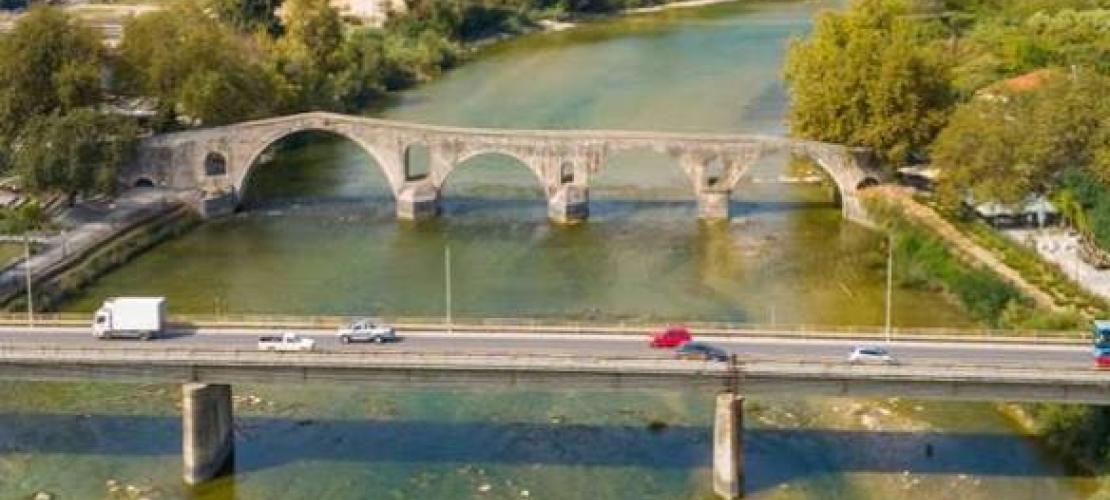 Ιστορική ημέρα για την Άρτα: Υπογράφηκε η σύμβαση για τη διπλή γεφύρωση του Αράχθου 
