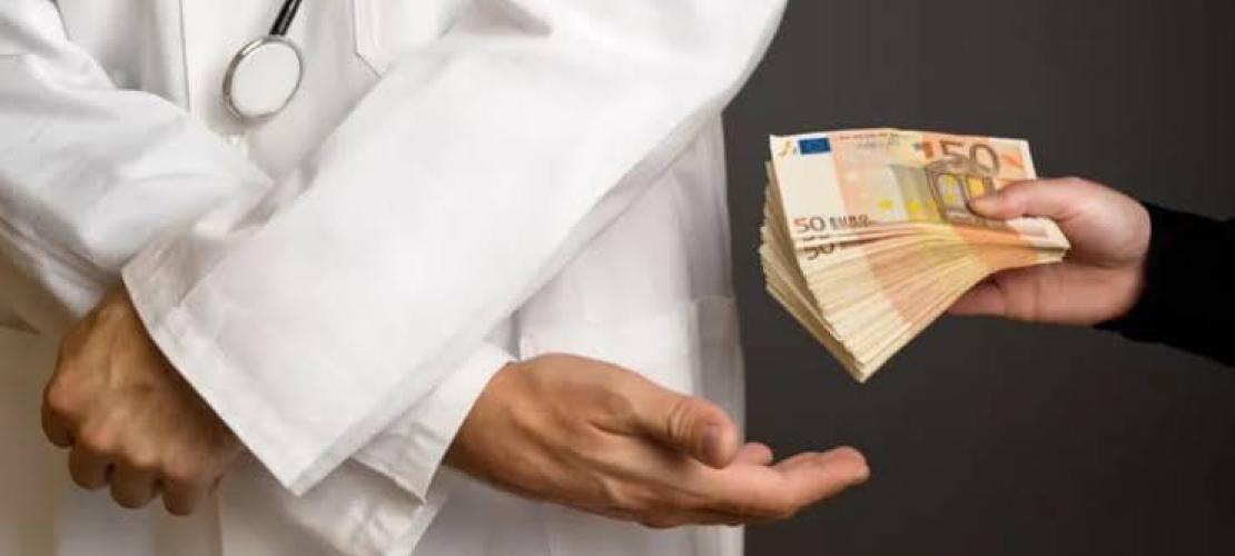 Υπόθεση «φακελάκι» στην Άρτα: Ελεύθερος ο οφθαλμίατρος μέχρι τη δίκη