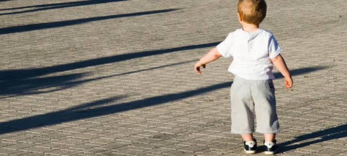 Άρτα: Νήπιο 3,5 ετών βρέθηκε να περιπλανιέται μόνο του σε πεζοδρόμιο – Χειροπέδες σε πατέρα και παππού