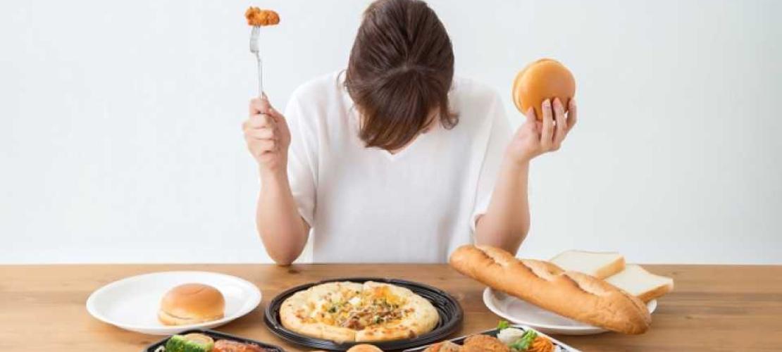 Γιατί τρώμε όταν δεν πεινάμε; Η αλήθεια για τη συναισθηματική υπερφαγία