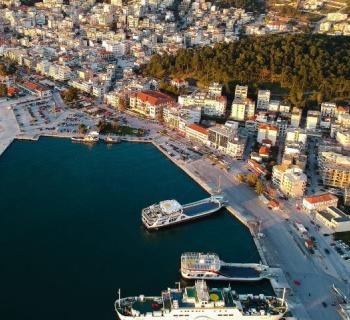 ΑΡΤΑ-ΜΕΡΑ25: ΞΕΠΟΥΛΑΜΕ ΕΝΑΝΤΙ ΠΙΝΑΚΙΟΥ ΦΑΚΗΣ ΤΟ ΛΙΜΑΝΙ ΤΗΣ ΗΓΟΥΜΕΝΙΤΣΑΣ
