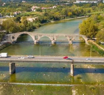 Ιστορική ημέρα για την Άρτα: Υπογράφηκε η σύμβαση για τη διπλή γεφύρωση του Αράχθου 