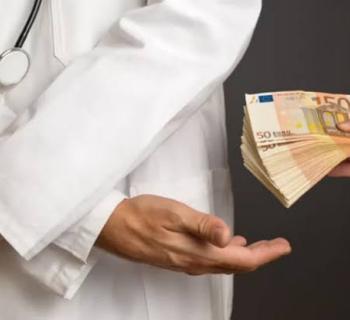 Υπόθεση «φακελάκι» στην Άρτα: Ελεύθερος ο οφθαλμίατρος μέχρι τη δίκη
