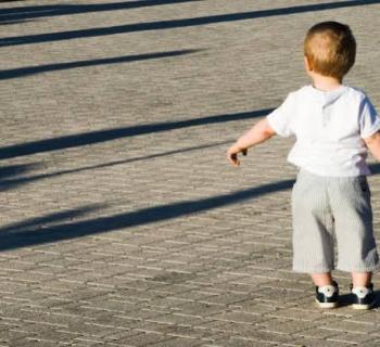 Άρτα: Νήπιο 3,5 ετών βρέθηκε να περιπλανιέται μόνο του σε πεζοδρόμιο – Χειροπέδες σε πατέρα και παππού