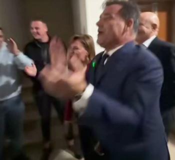 Δείτε τον Άδωνι Γεωργιάδη στα Γιάννενα να χοροπηδάει: «Και Α και Ου και ΔΑΠ-ΝΔΦΚ», βίντεο