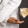 Υπόθεση «φακελάκι» στην Άρτα: Ελεύθερος ο οφθαλμίατρος μέχρι τη δίκη